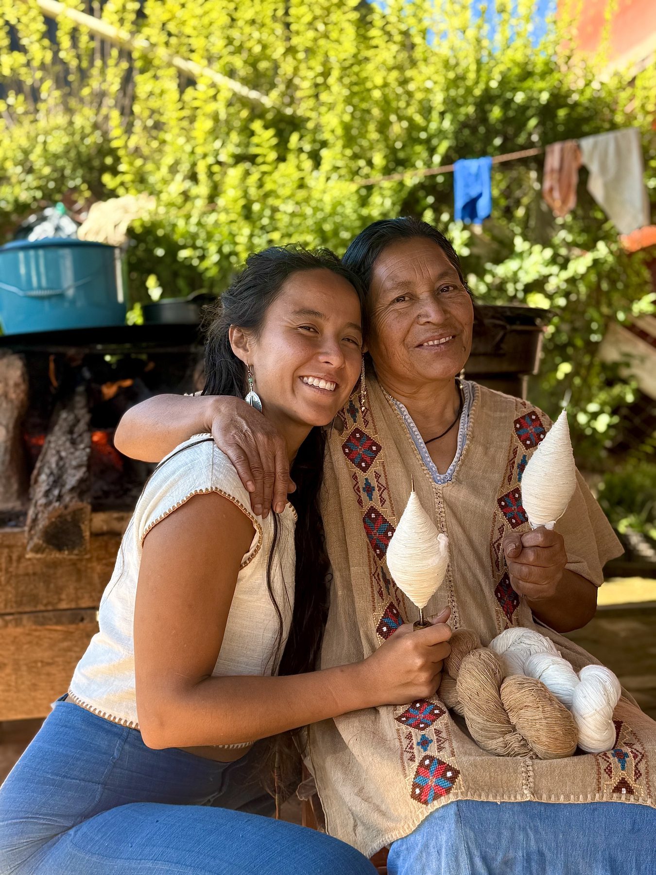Cat-Vi with the communities, weaving alongside the women